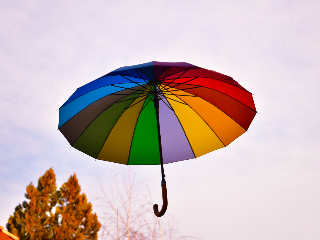 宙に浮いているカラフルな傘